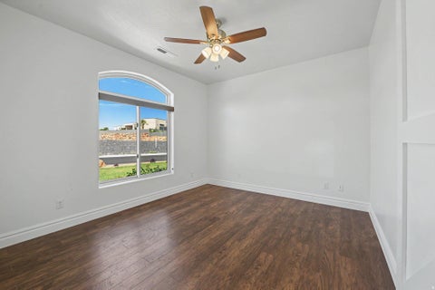 Tiny photo for 74 N CLIFFSIDE DR, Washington, UT 84780 (MLS # 2185062)