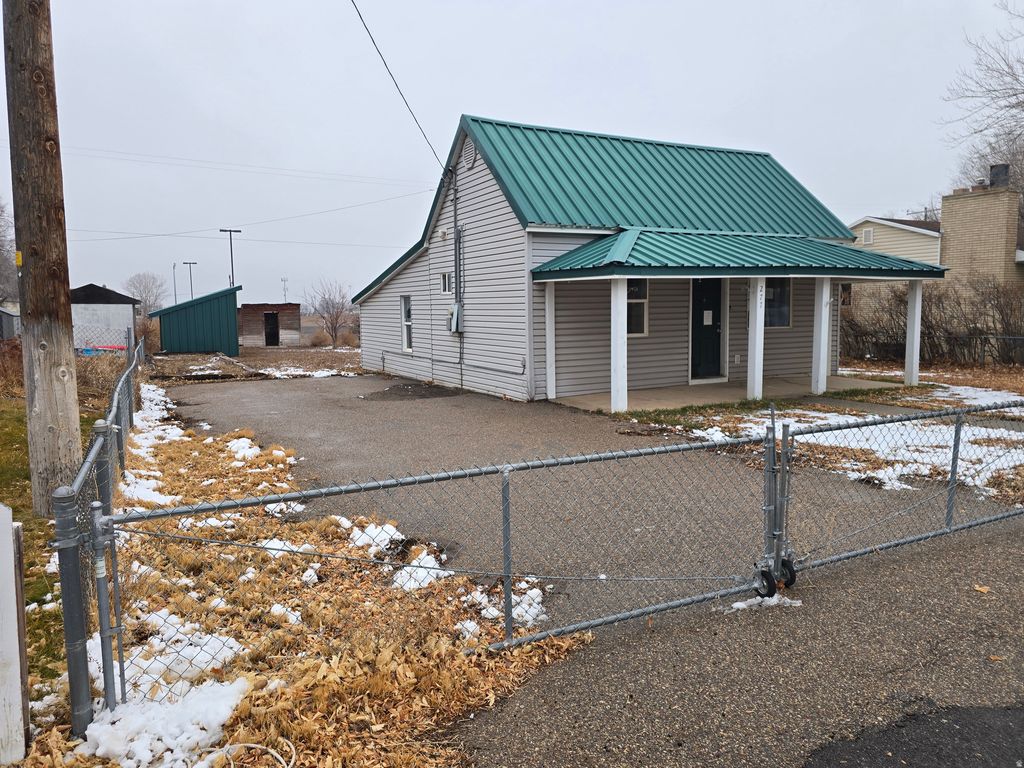 Photo of 277 S 100 E, Vernal, UT 84078 (MLS # 2150199)
