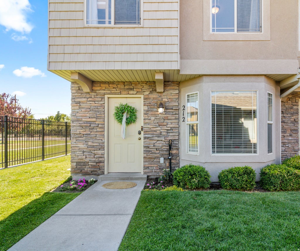 Photo of 212 S TAMARAK CIR, Lehi, UT 84043 (MLS # 2170473)