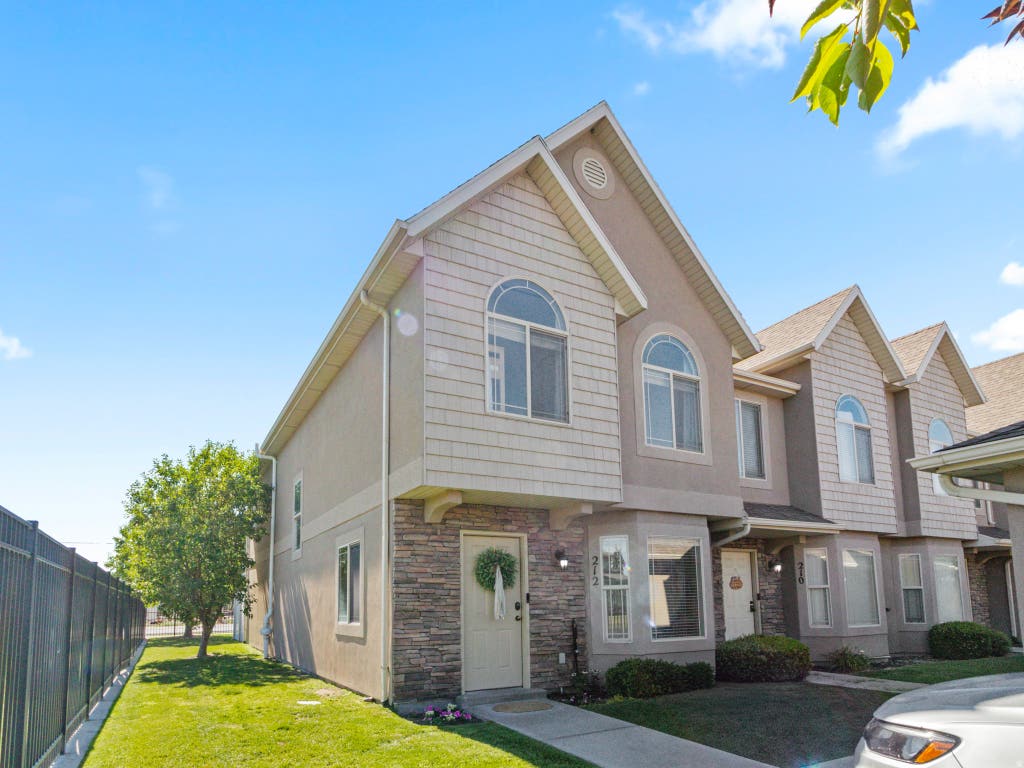 Photo of 212 S TAMARAK CIR, Lehi, UT 84043 (MLS # 2170473)