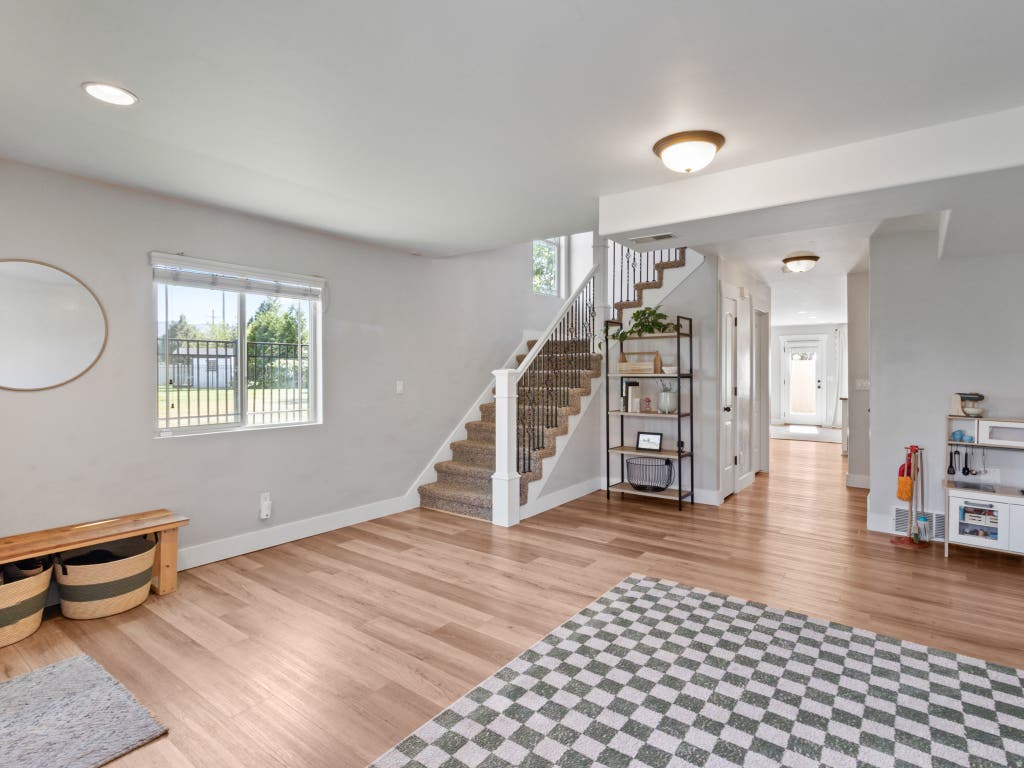 Photo of 212 S TAMARAK CIR, Lehi, UT 84043 (MLS # 2170473)