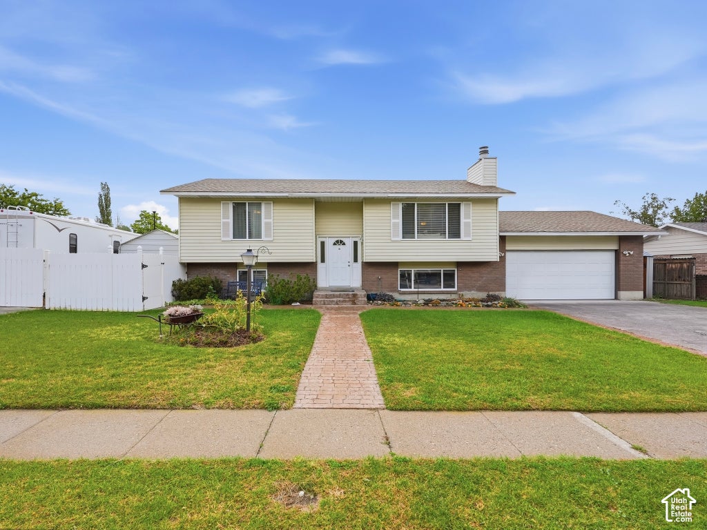 Photo of 2496 E WOODTHRUSH DR, Sandy, UT 84093 (MLS # 2190947)
