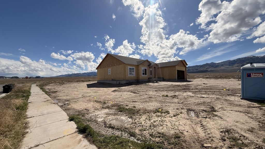 Photo of 903 W APPLE MILL RD N, South Jordan, UT 84095 (MLS # 2150241)