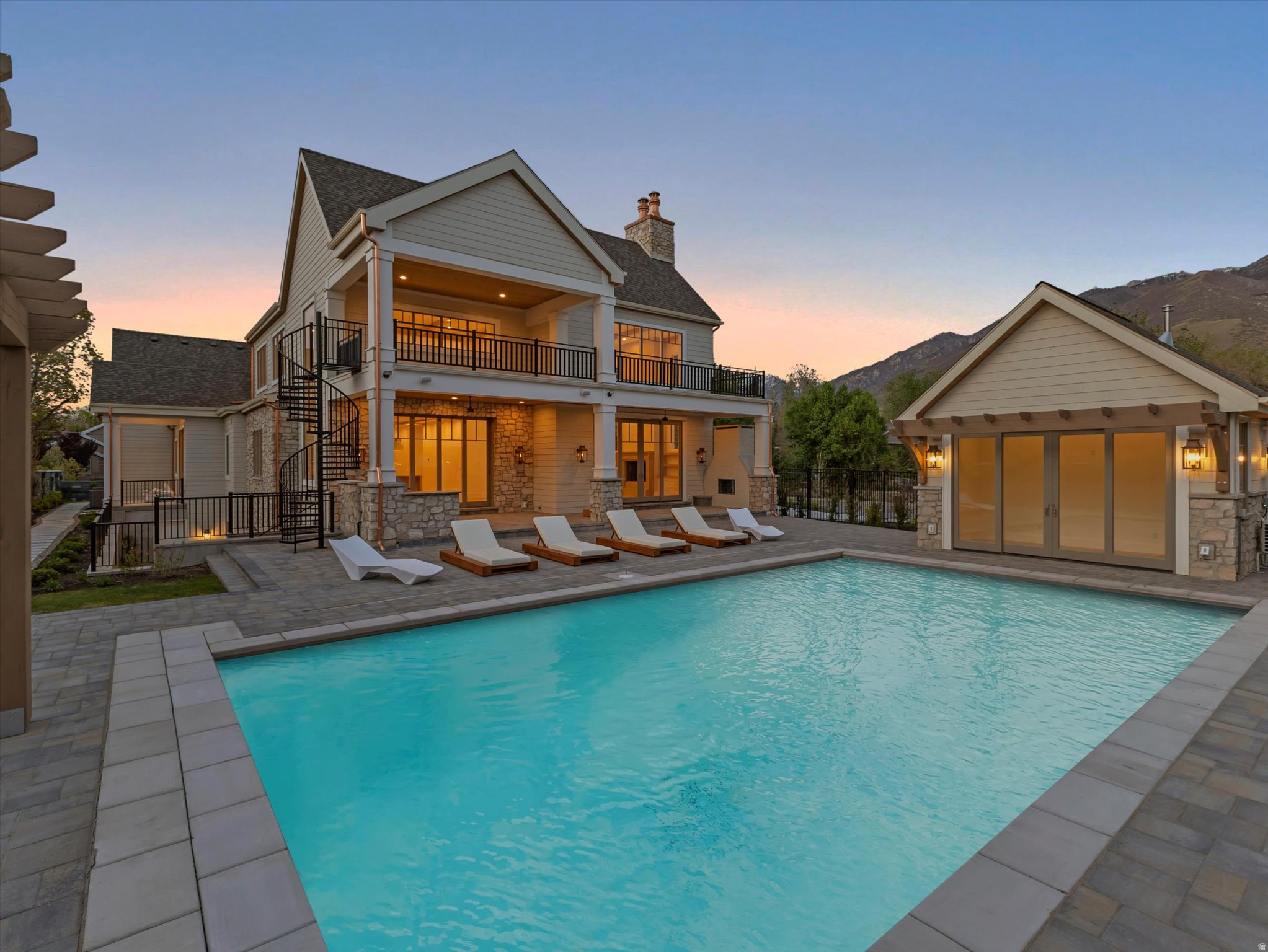 VIKING COURT - Residential