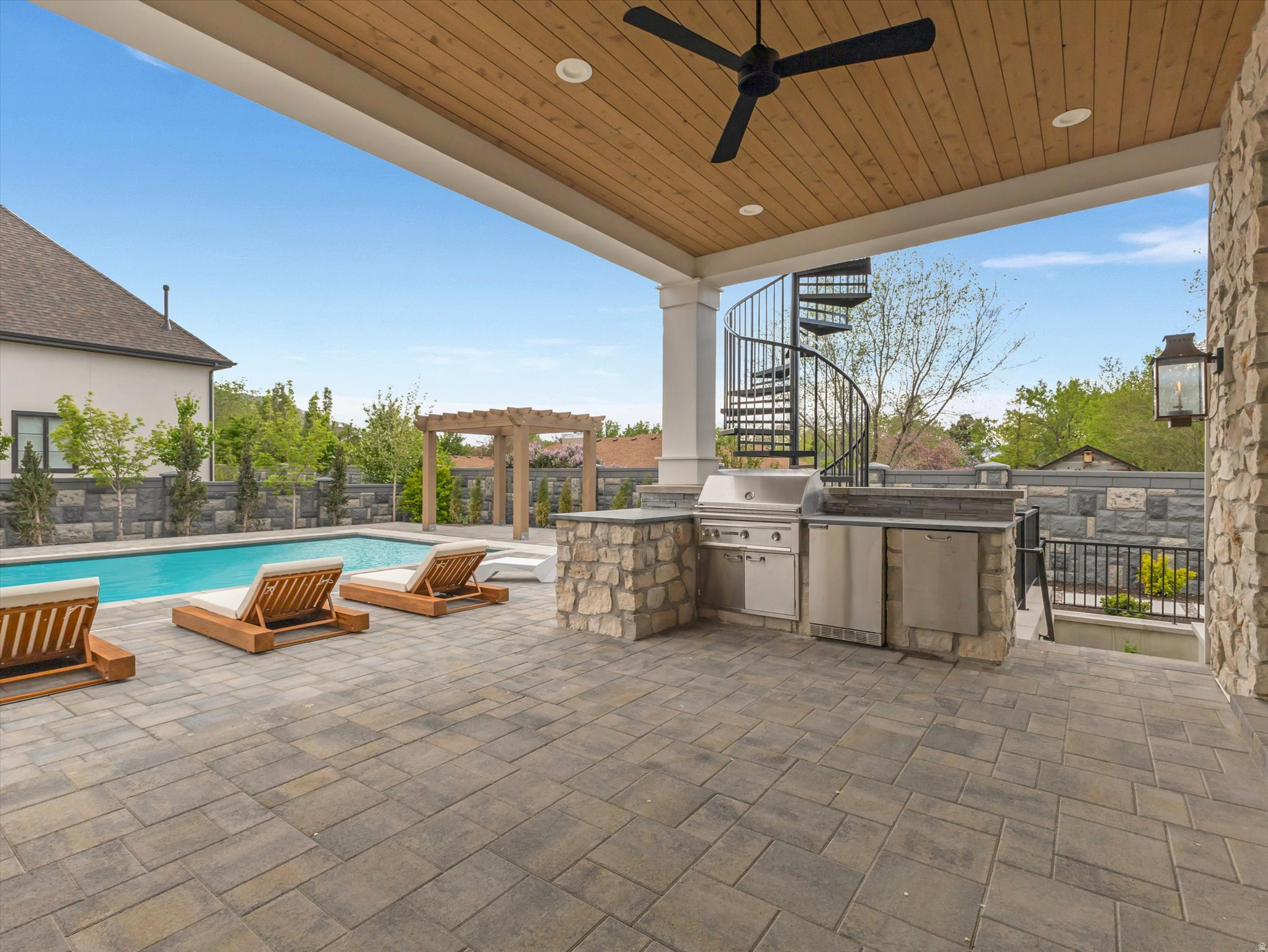 VIKING COURT - Residential