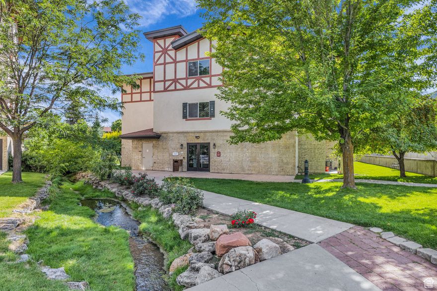 This stunning top-floor condo features charming vaulted wood ceilings and a private balcony that offers breathtaking views of the Wasatch Mountains. As the largest two-bedroom, two- bathroom unit on the top level, it boasts an open floor plan with beautiful custom finishes. Plus, it's ideally situated just 10 miles from the Deer Valley Resort gondola, making it a perfect spot for world-class skiing at Deer Valley, Park City Mountain Resort, and Sundance Mountain Resort!
