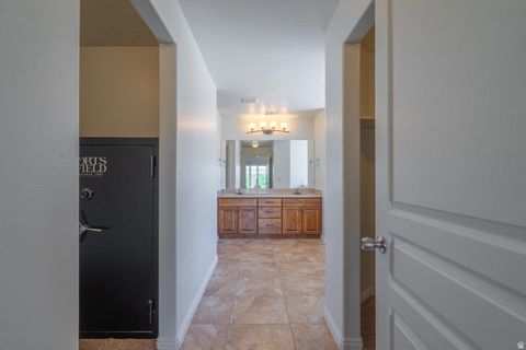 Tiny photo for 1574 E SUGAR PLUMB LN, Washington, UT 84780 (MLS # 2136894)