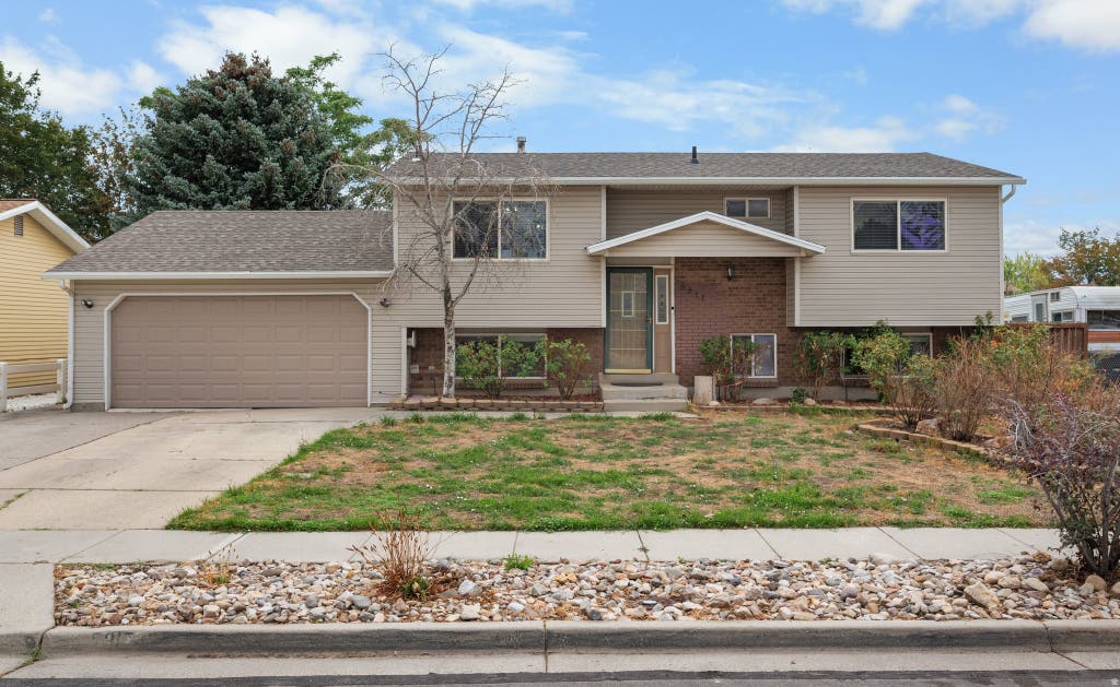 Photo of 5917 S BRASS DR W, Salt Lake City, UT 84118 (MLS # 2179034)