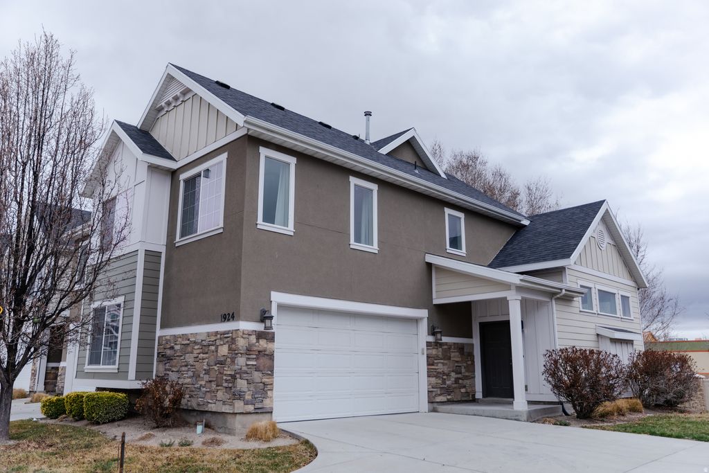 Photo of 1924 W TRAIL HEIGHTS DR, Riverton, UT 84065 (MLS # 2140366)
