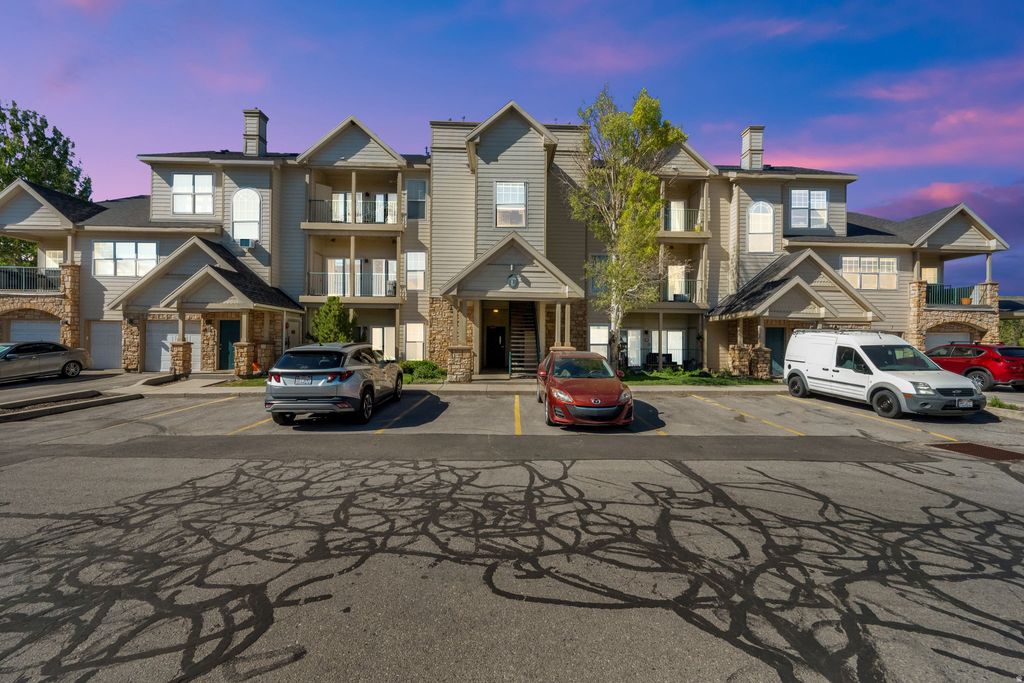 Photo of 900 N BITNER RD E #L-22, Park City, UT 84098 (MLS # 2166284)
