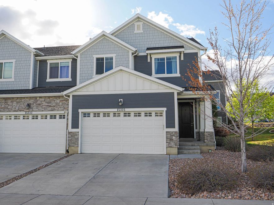 Immaculate row-end townhouse in desirable Iron Horse community! Home still feels new and is move-in ready. Abundance of natural light (extra windows on end units) & perfect layout for entertaining with a double height ceiling in the family room. Kitchen features beautiful quartz counters, white cabinetry & stainless steel appliances. Large master suite with double vanity and spacious walk-in closet. Conveniently located minutes from shopping, dining, freeway access and much more!