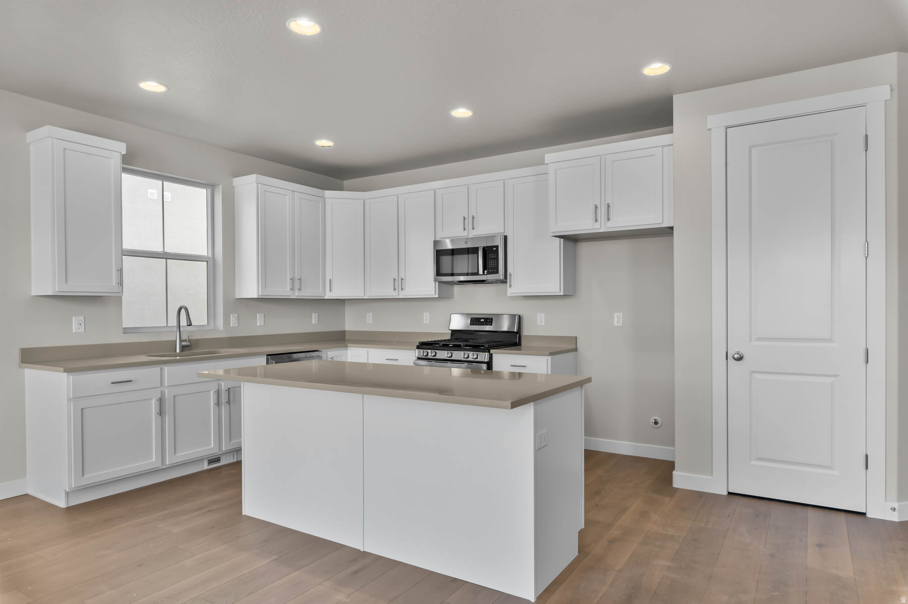 BROADVIEW SHORES 827 - Residential