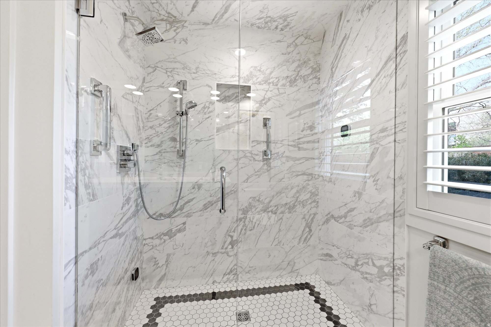 EDGEMOUNT HOMES CONDO PH 2 - Residential