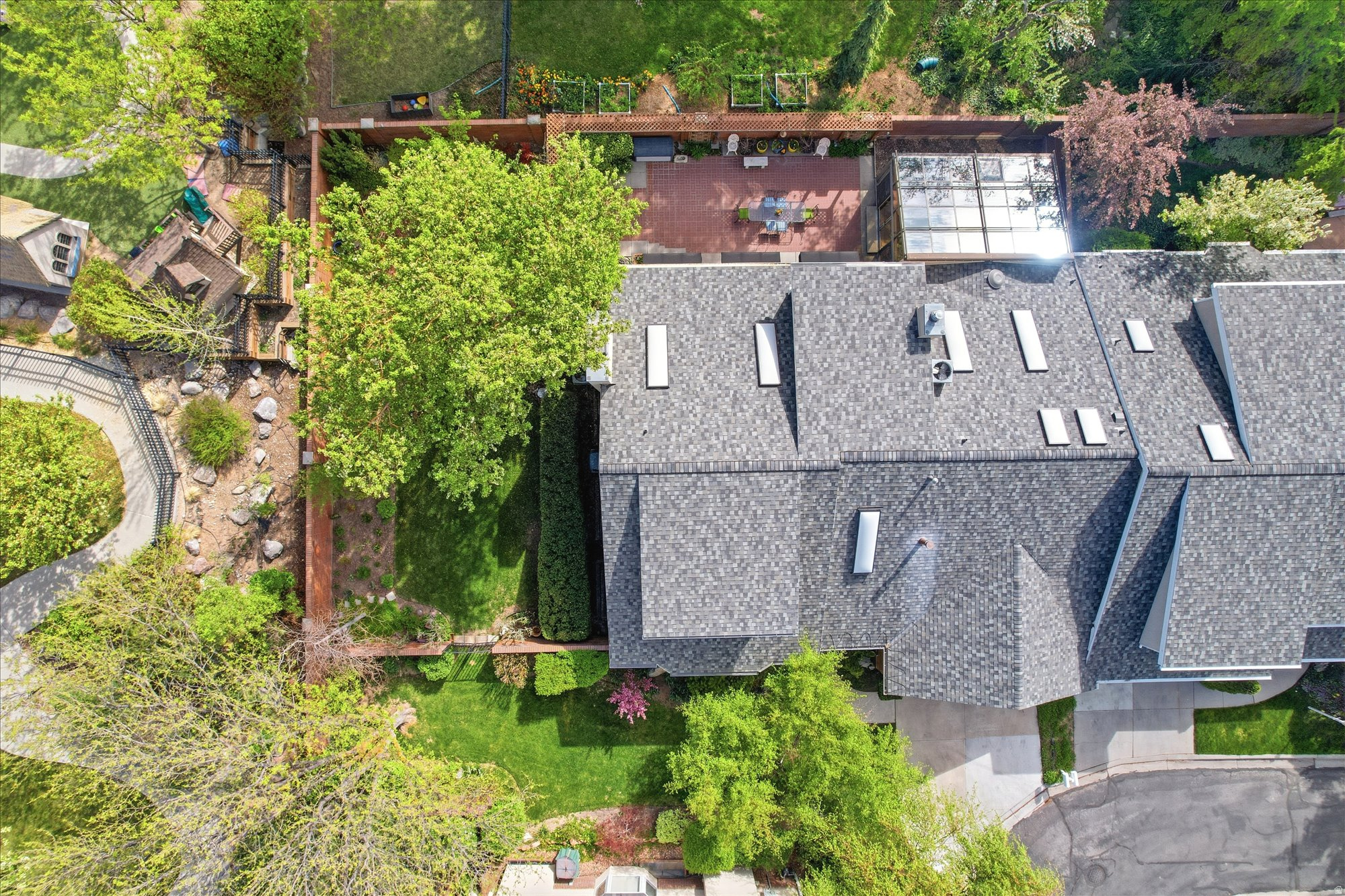 EDGEMOUNT HOMES CONDO PH 2 - Residential