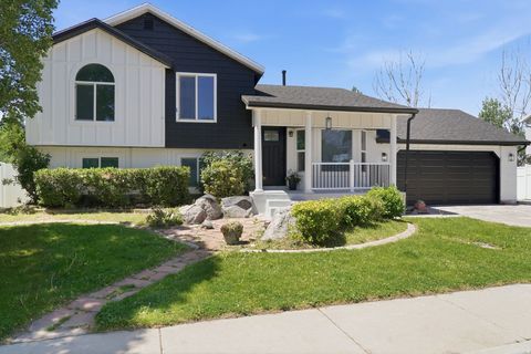 Photo of 2289 N SUNSET DR, Lehi, UT 84043 (MLS # 2158421)