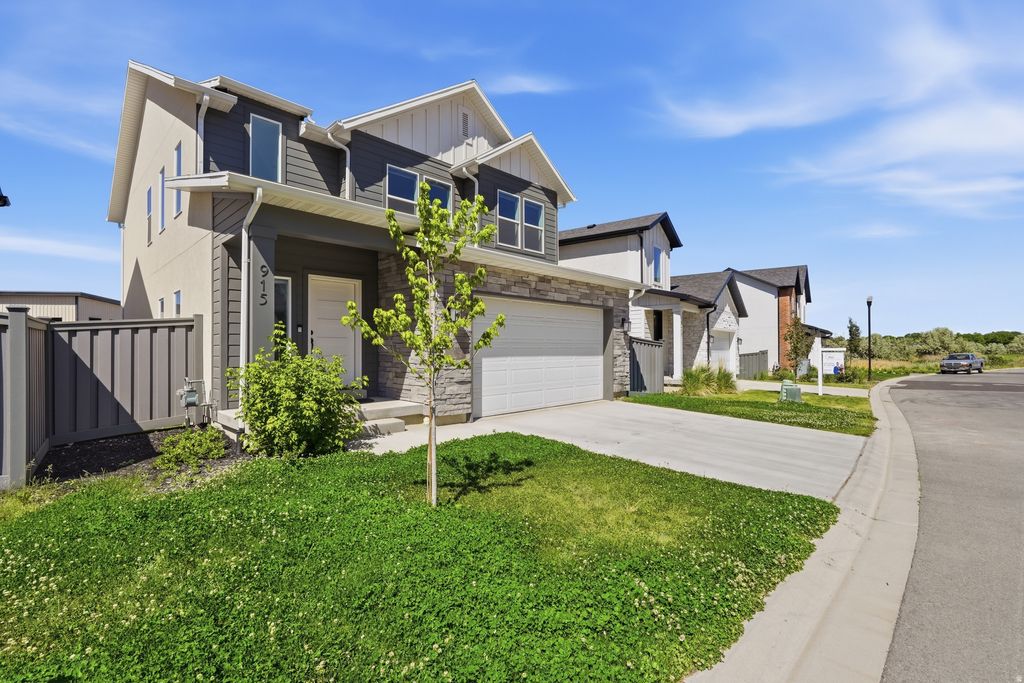 Photo of 915 N EVELYN ST W, Farmington, UT 84025 (MLS # 2158557)