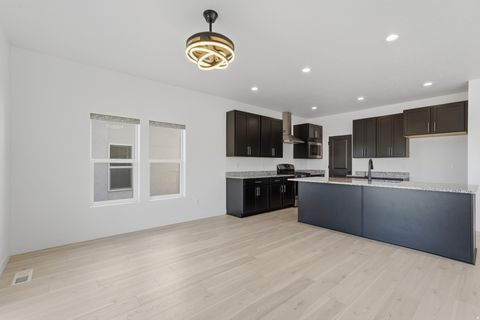Tiny photo for 915 N EVELYN ST W, Farmington, UT 84025 (MLS # 2158557)