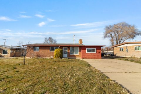 Photo of 83 W 650 N, Clearfield, UT 84015 (MLS # 2140160)