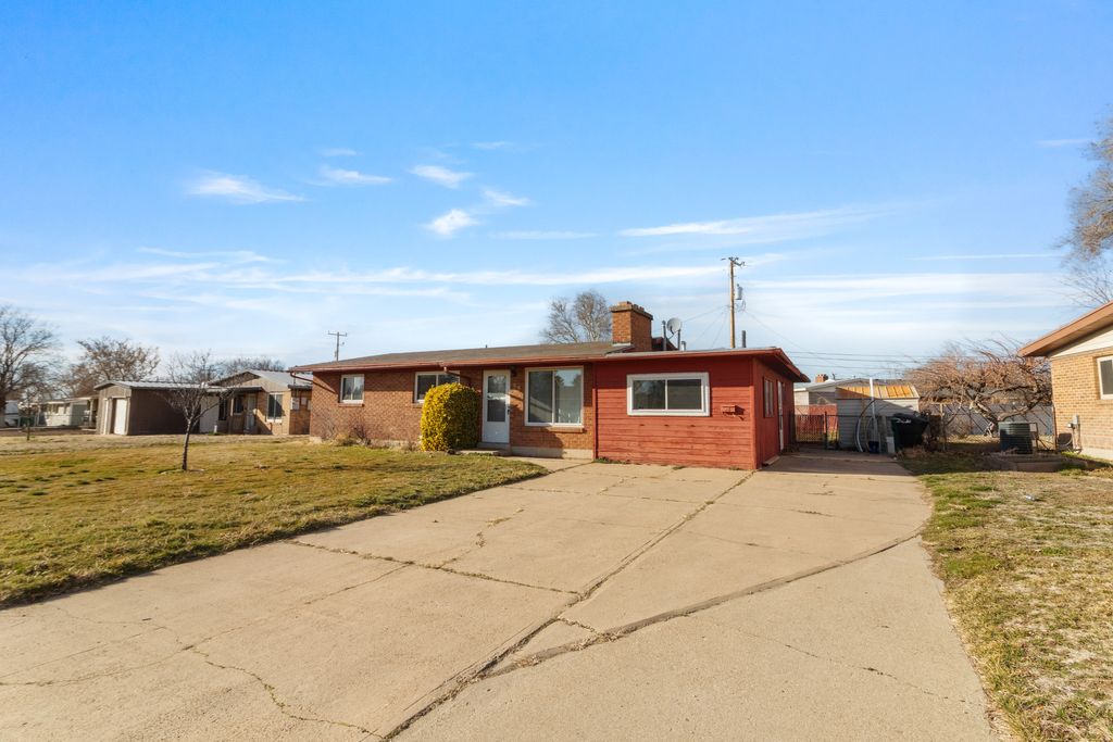 Photo of 83 W 650 N, Clearfield, UT 84015 (MLS # 2140160)