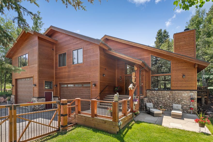 This meticulously maintained & remodeled private Pinebrook home is designed for entertaining and family. Luxury finishes throughout w/ a spacious 4+ car garage.  Just minutes to Park City's world-class ski resorts, SLC downtown & the International airport.