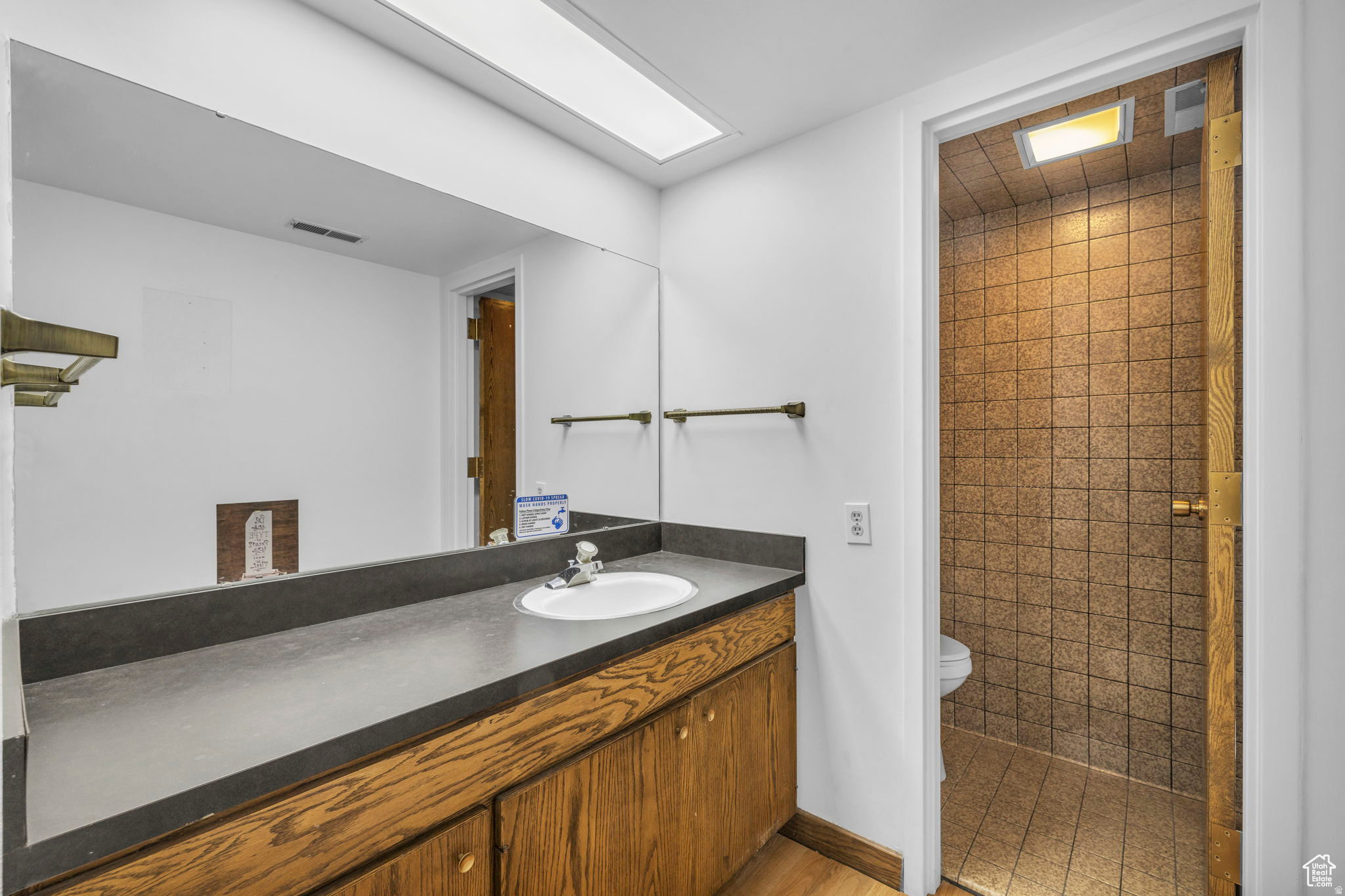 Main image without alt text