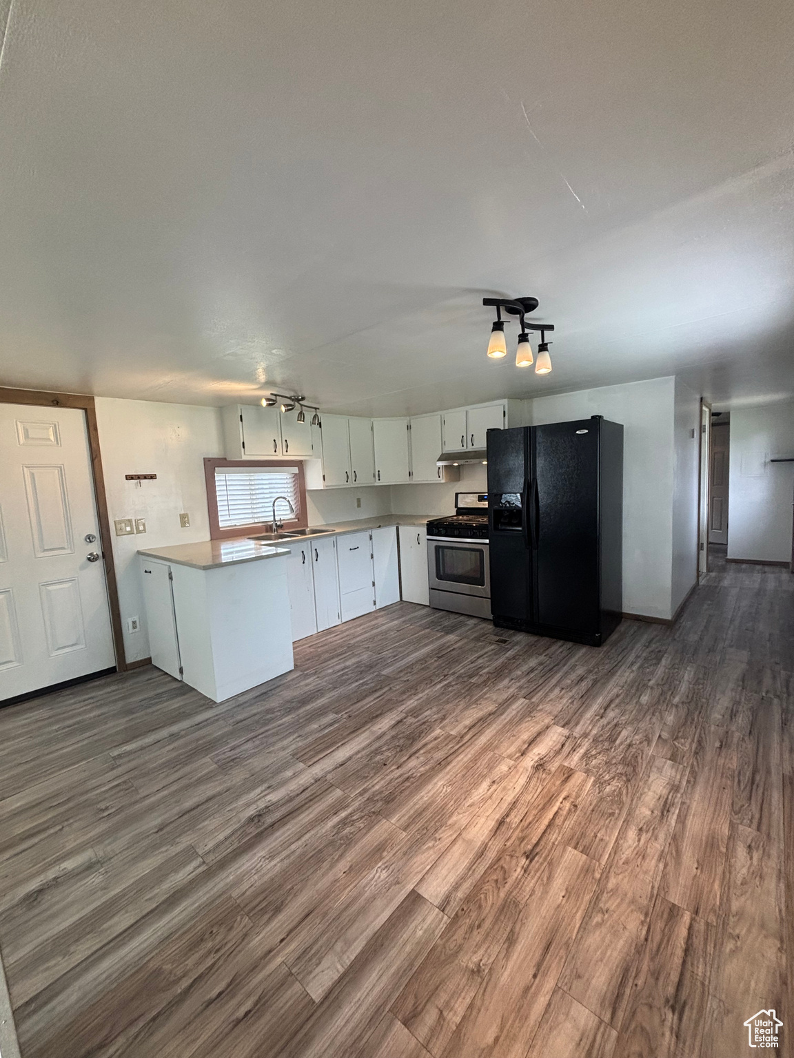 COUNTRY LIFE ESTATE LLC - Residential