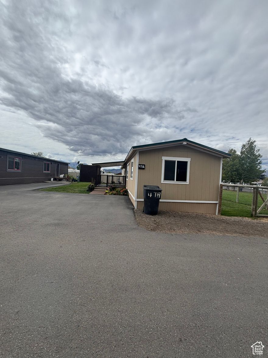 Charming 3 bed, 2 bath mobile home in Country Life Estates, located next to the community park. Open layout, private primary suite, and a lovely yard. Quiet neighborhood close to Heber amenities. Affordable and move-in ready!