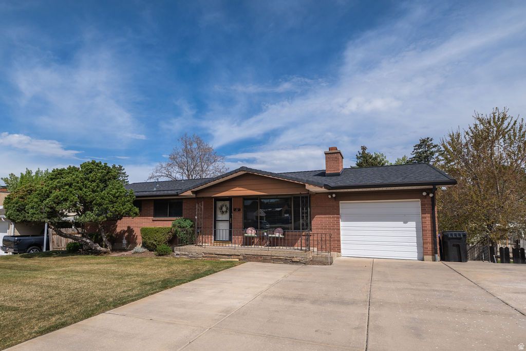 Photo of 11 E BONNEVILLE DR, Bountiful, UT 84010 (MLS # 2147602)