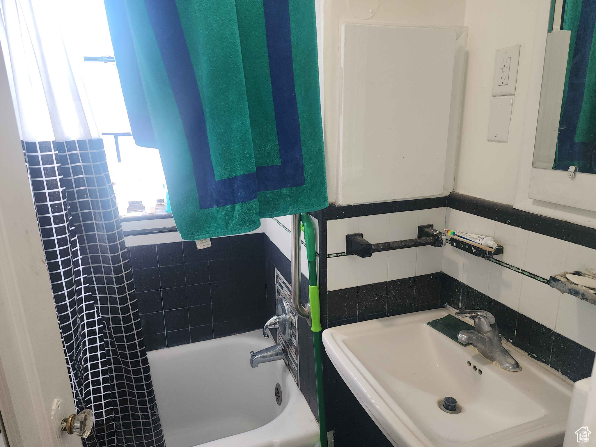 Salt Lake City, Utah 84102, United States, 6 Bedrooms Bedrooms, ,6 BathroomsBathrooms,Residential,Pending,38943