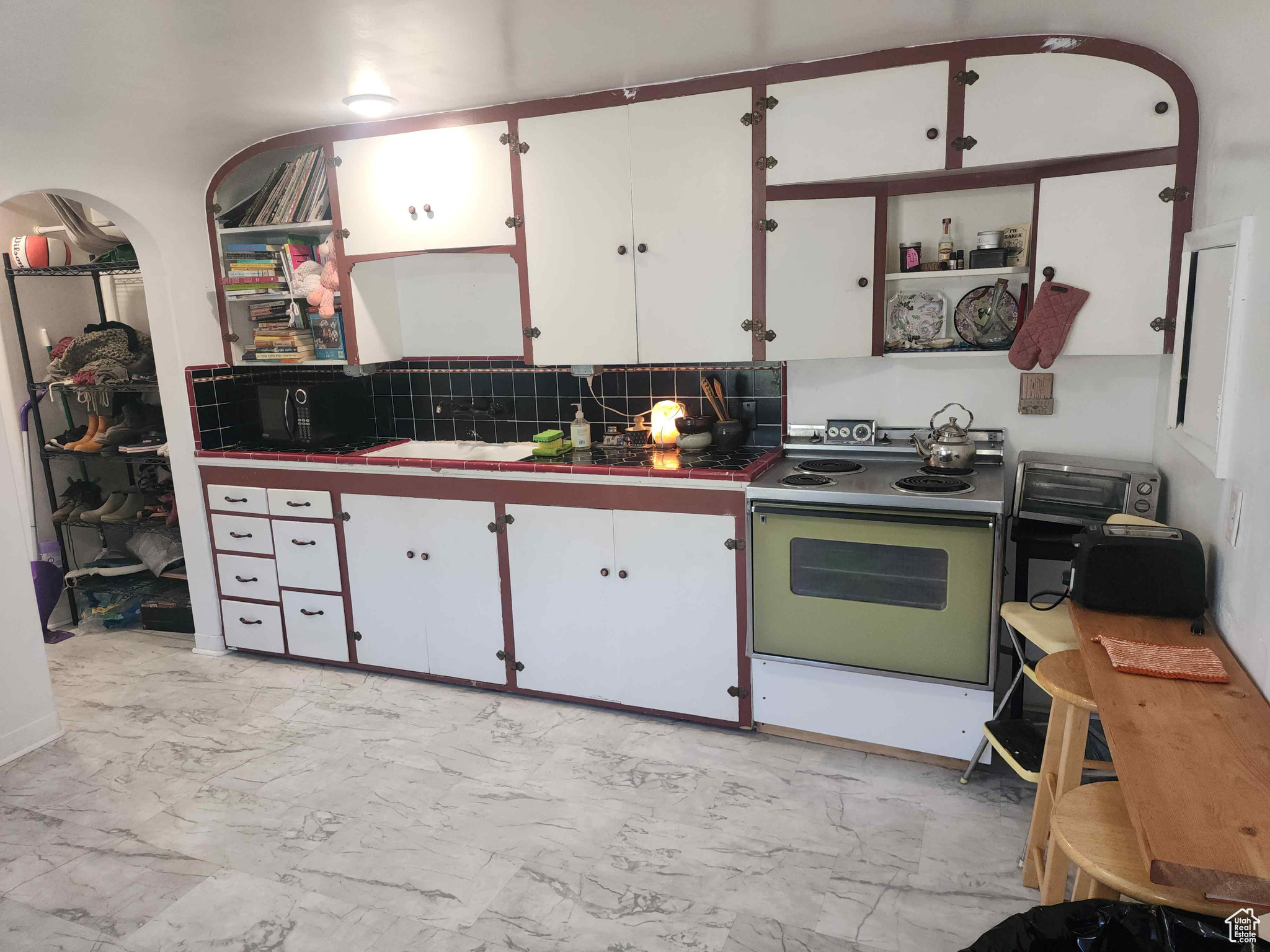 Salt Lake City, Utah 84102, United States, 6 Bedrooms Bedrooms, ,6 BathroomsBathrooms,Residential,Pending,38943