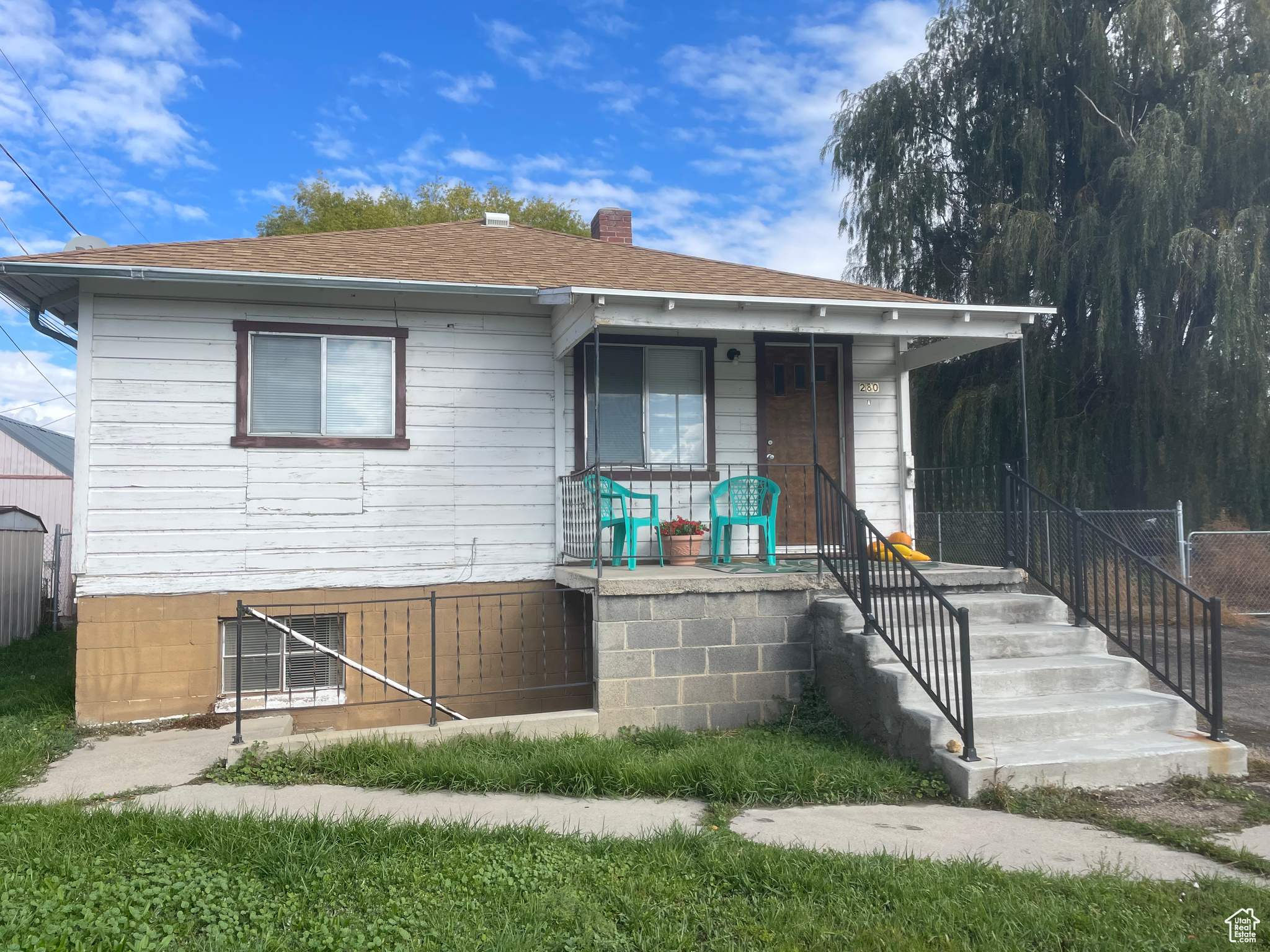 Main image without alt text