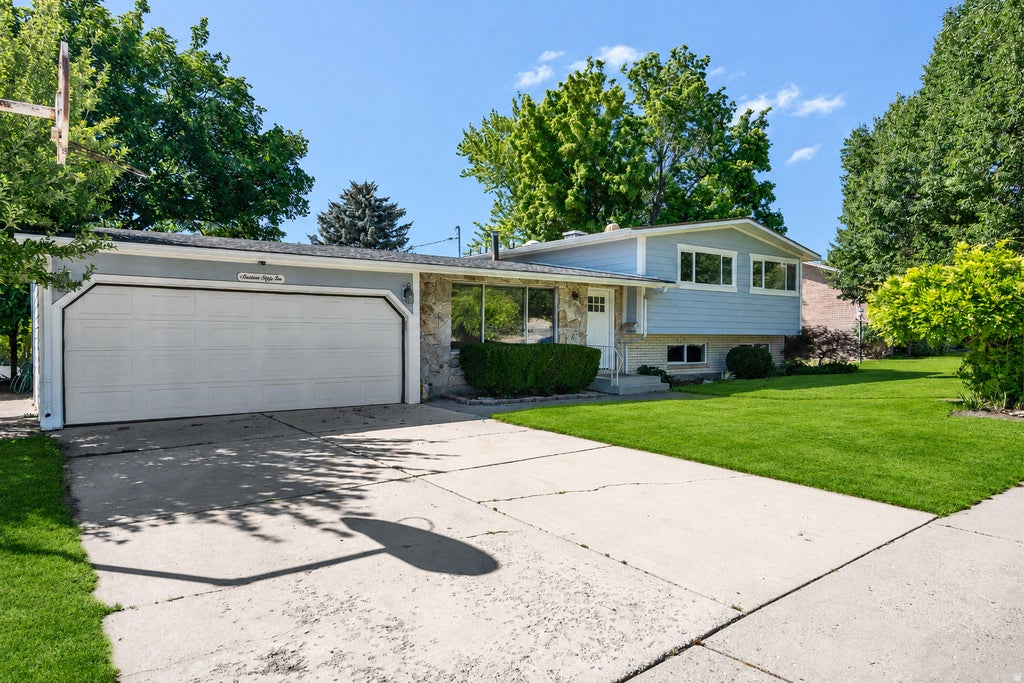 Photo of 1652 LAKEWOOD DR, Orem, UT 84058 (MLS # 2166201)