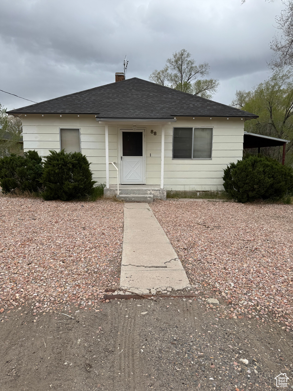 This a great little home for someone who has a small family. A cozy home for two or three. This home would be very comfortable for someone. This would be a nice home in a great little community.