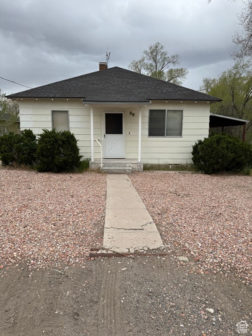 This a great little home for someone who has a small family. A cozy home for two or three. This home would be very comfortable for someone. This would be a nice home in a great little community.