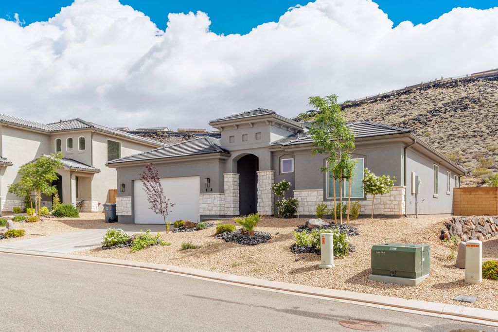 Photo of 1418 N RUSTICO DR, Washington, UT 84780 (MLS # 2151640)