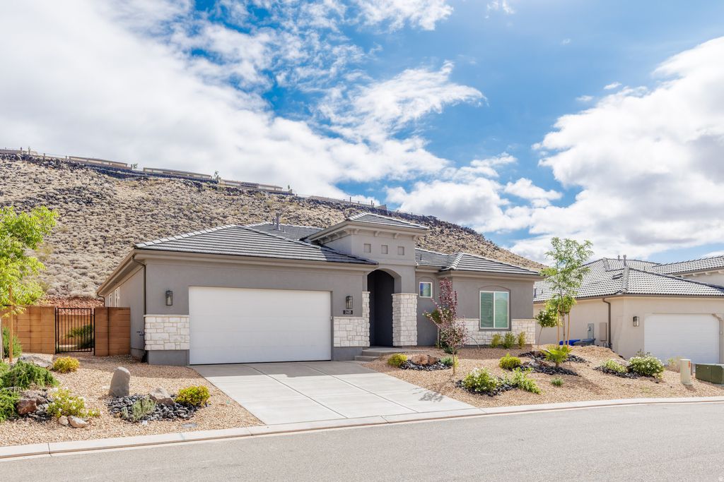 Photo of 1418 N RUSTICO DR, Washington, UT 84780 (MLS # 2151640)