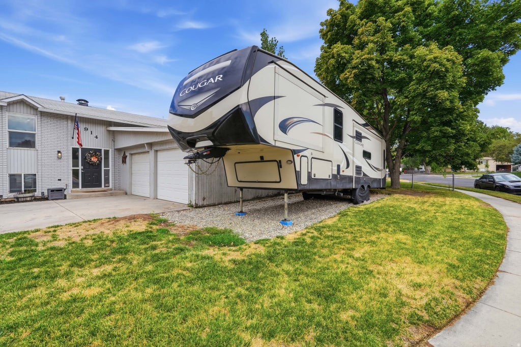 Photo of 914 W 2600 N, Clinton, UT 84015 (MLS # 2175662)