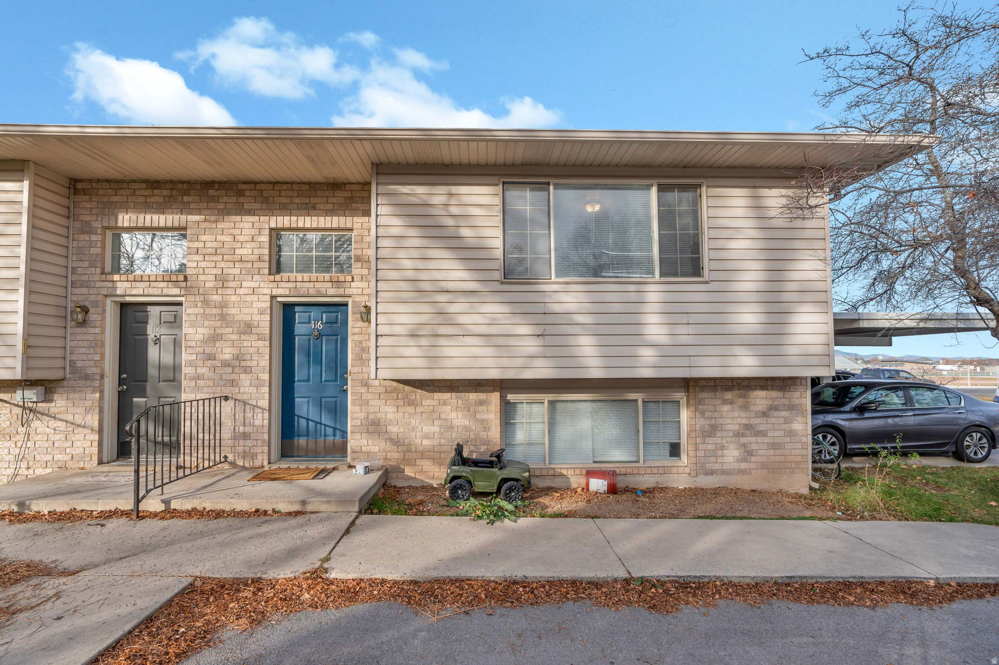 SUMMERS RIDGE TOWN H - Residential