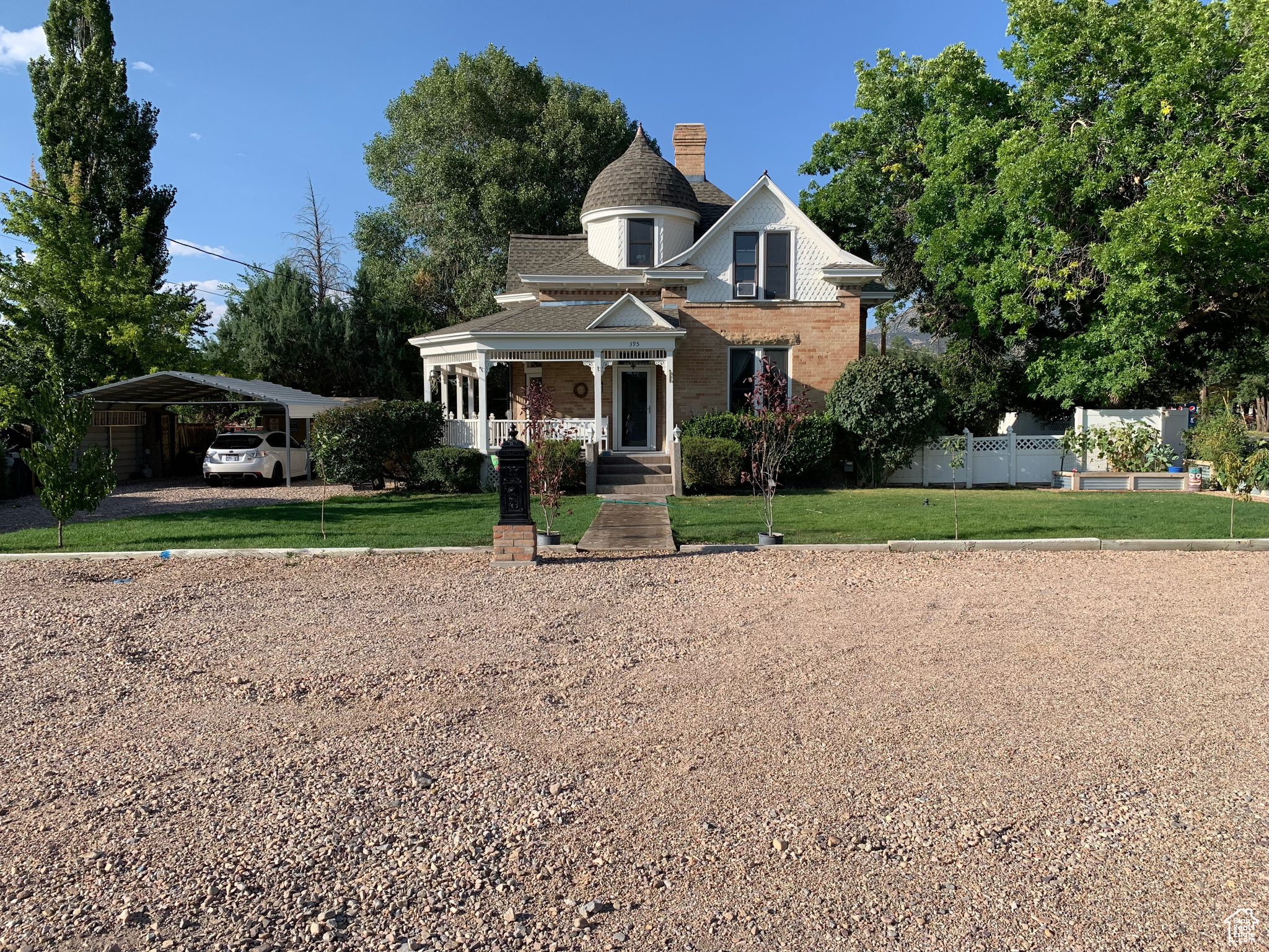 Main image without alt text