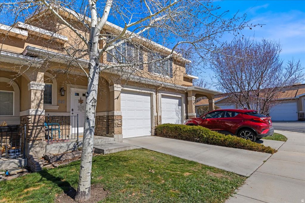 Photo of 628 W CREEK BLUFF CV, Sandy, UT 84070 (MLS # 2141989)