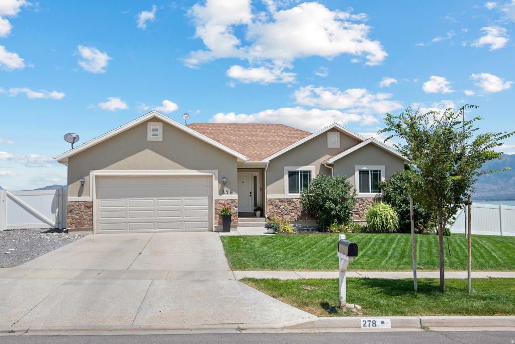 Photo of 278 W LARIAT BLVD S, Saratoga Springs, UT 84045 (MLS # 2173159)