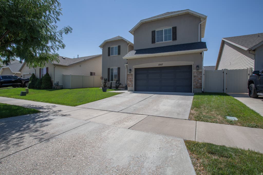 Photo of 1007 N SKIPTON DR, North Salt Lake, UT 84054 (MLS # 2176059)
