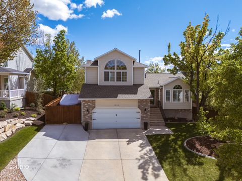 Photo of 1245 W MORNING SUN DR, Taylorsville, UT 84123 (MLS # 2150882)