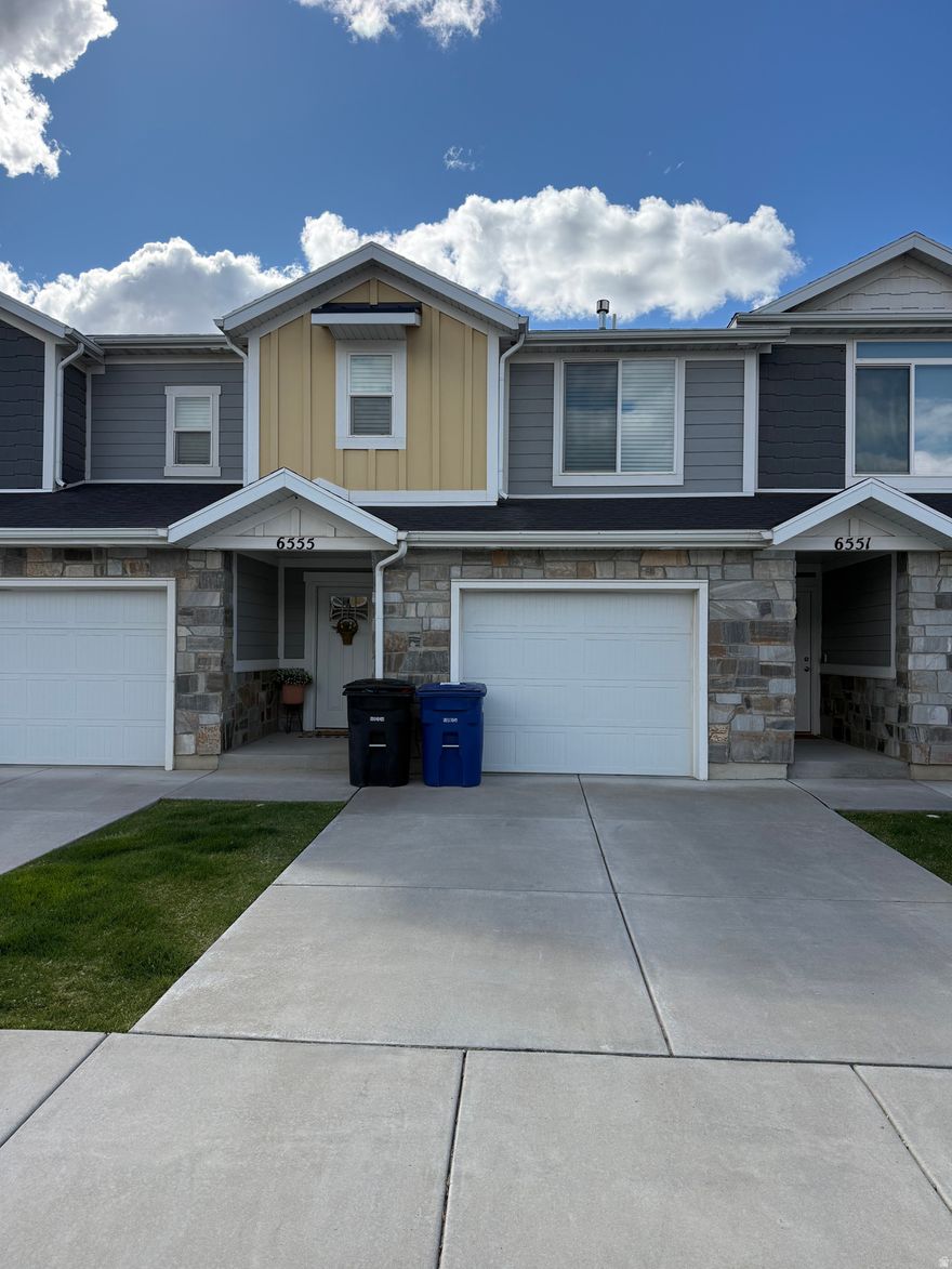 Beautiful South Weber Condo.  Square footage figures are provided as a courtesy estimate only and were obtained from recent appraisal .  Buyer is advised to obtain an independent measurement.
