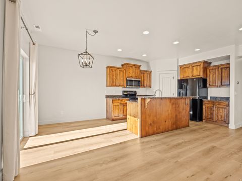 Tiny photo for 233 E BAYCREST DR, Saratoga Springs, UT 84045 (MLS # 2135178)