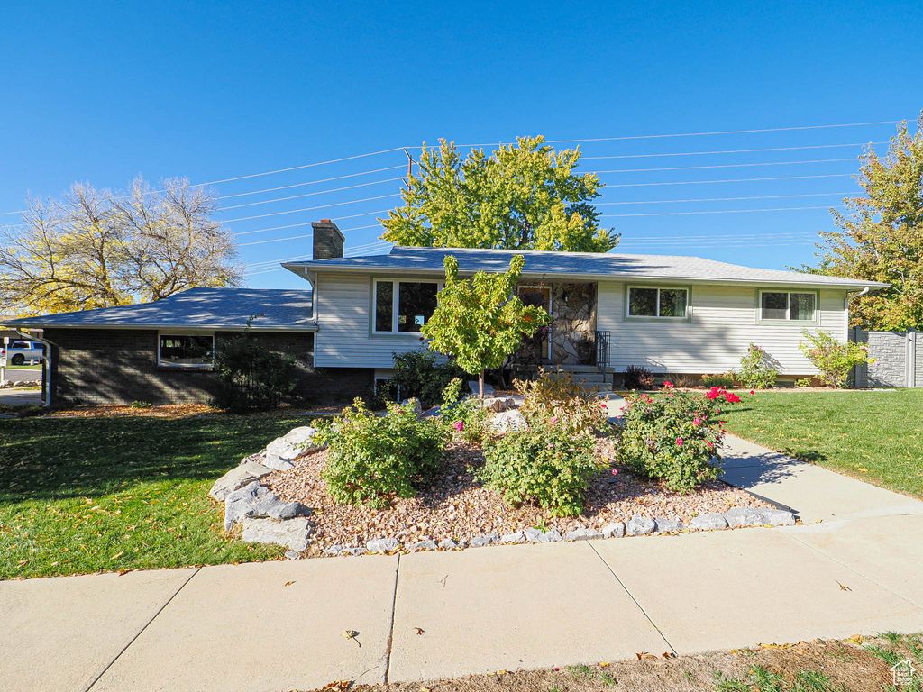 Photo of 7820 S NANTUCKET DR, Salt Lake City, UT 84121 (MLS # 2119179)