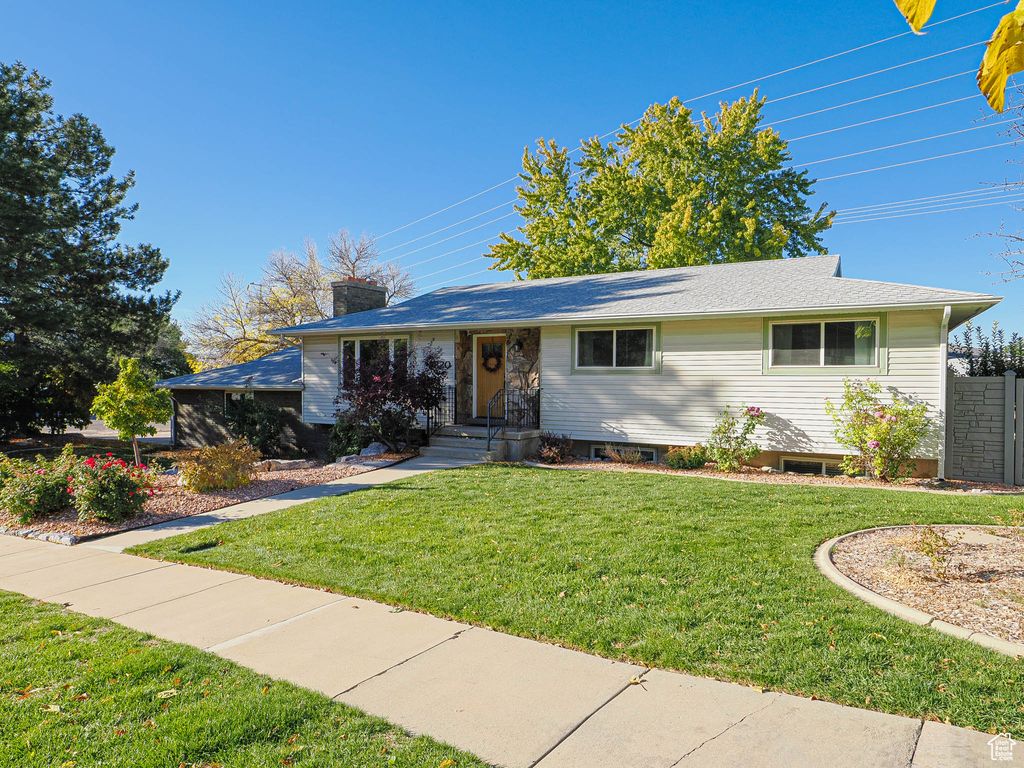 Photo of 7820 S NANTUCKET DR, Salt Lake City, UT 84121 (MLS # 2119179)
