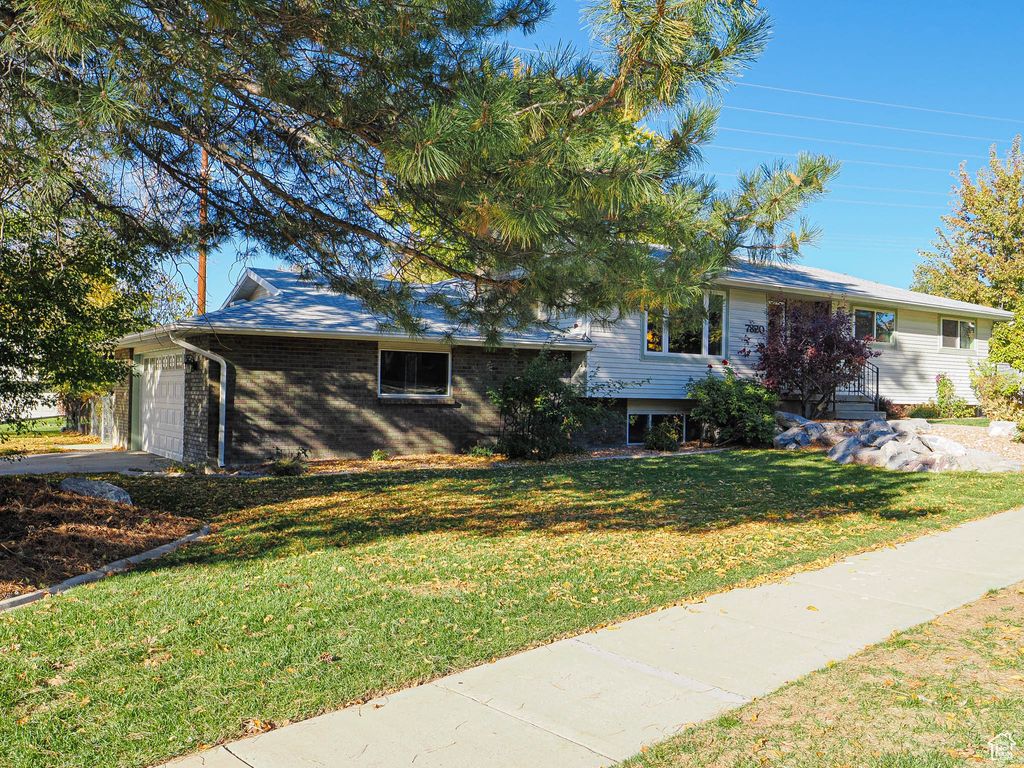 Photo of 7820 S NANTUCKET DR, Salt Lake City, UT 84121 (MLS # 2119179)