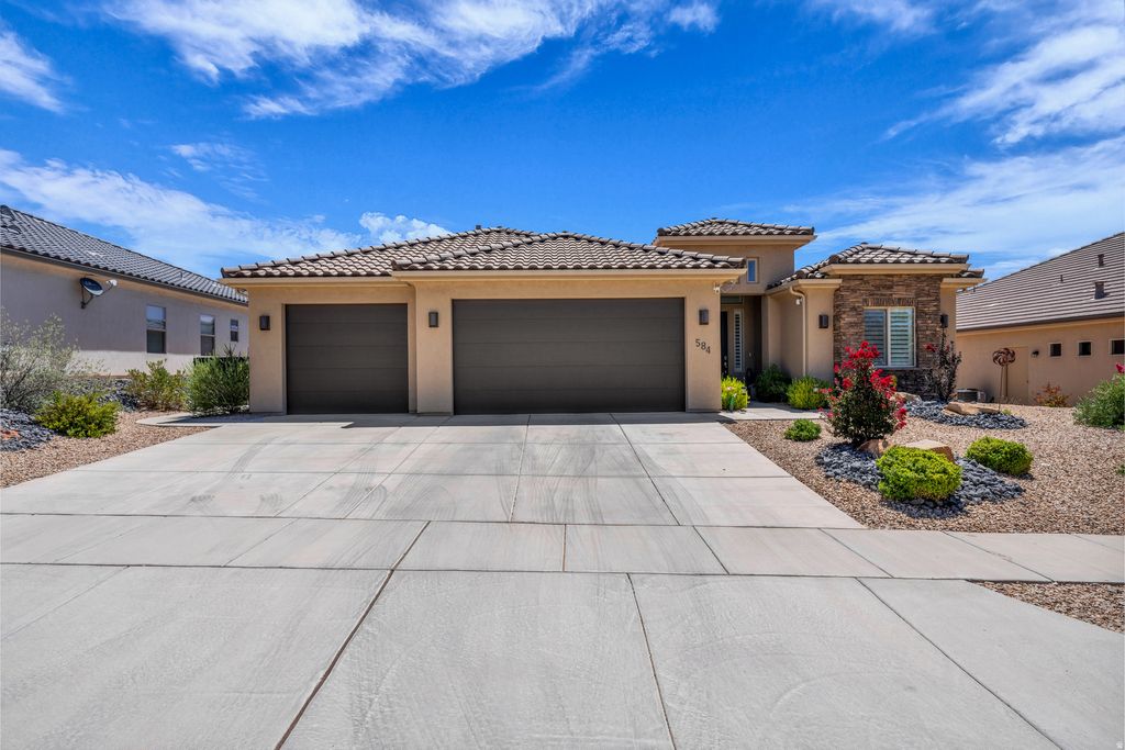 Photo of 584 N SAGE HEN DR, Washington, UT 84780 (MLS # 2170686)