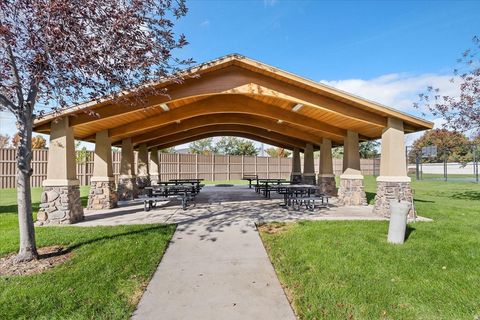 Tiny photo for 604 E NORMANDY LOOP LN S, Draper, UT 84020 (MLS # 2142594)